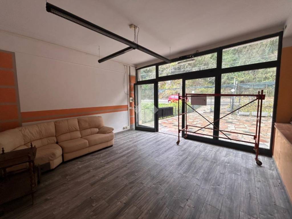 locale commerciale in affitto a Vezzano Ligure
