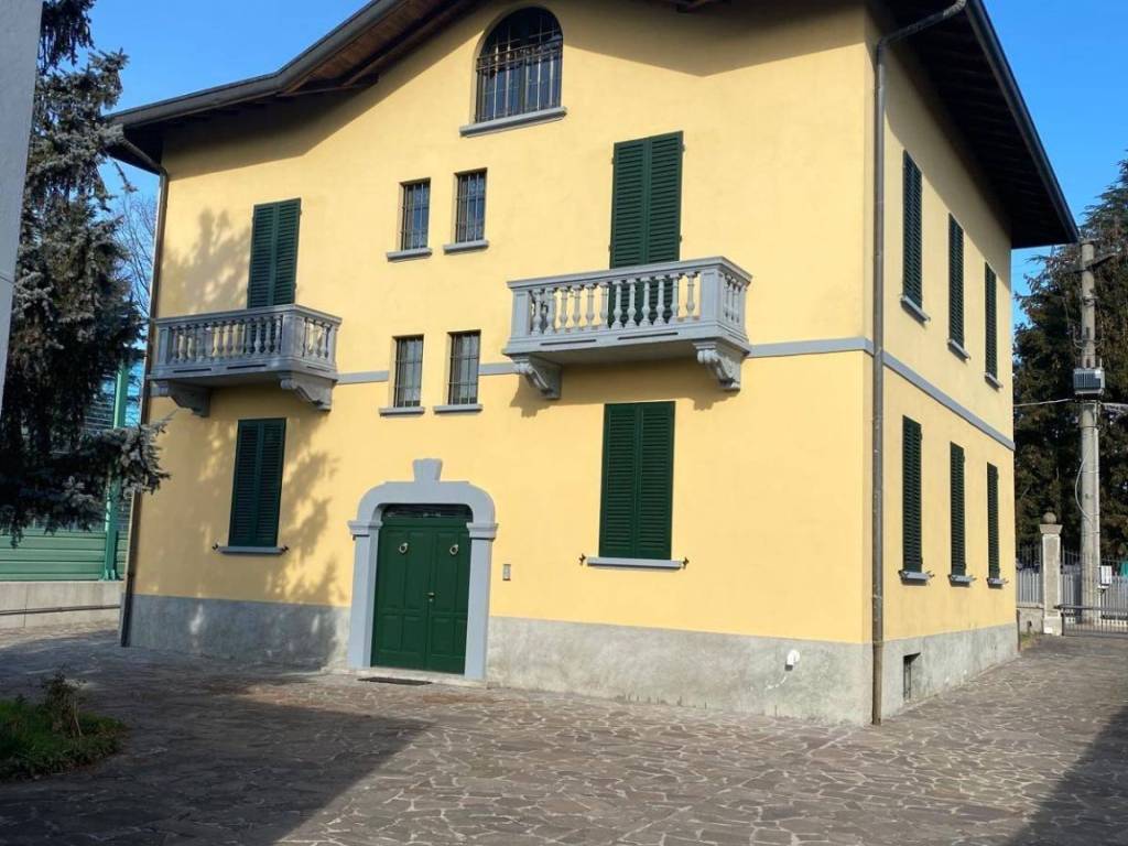 negozio in affitto ad Albizzate