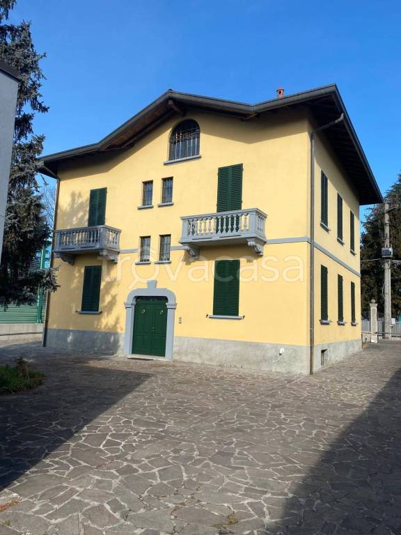 negozio in affitto ad Albizzate