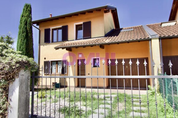 casa indipendente in affitto ad Angera