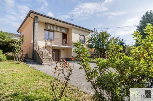 casa indipendente in affitto ad Angera