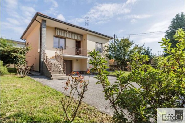 casa indipendente in affitto ad Angera