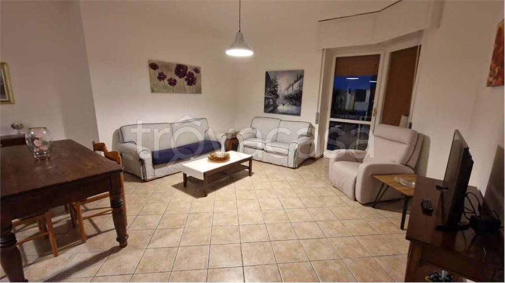 appartamento in affitto ad Angera