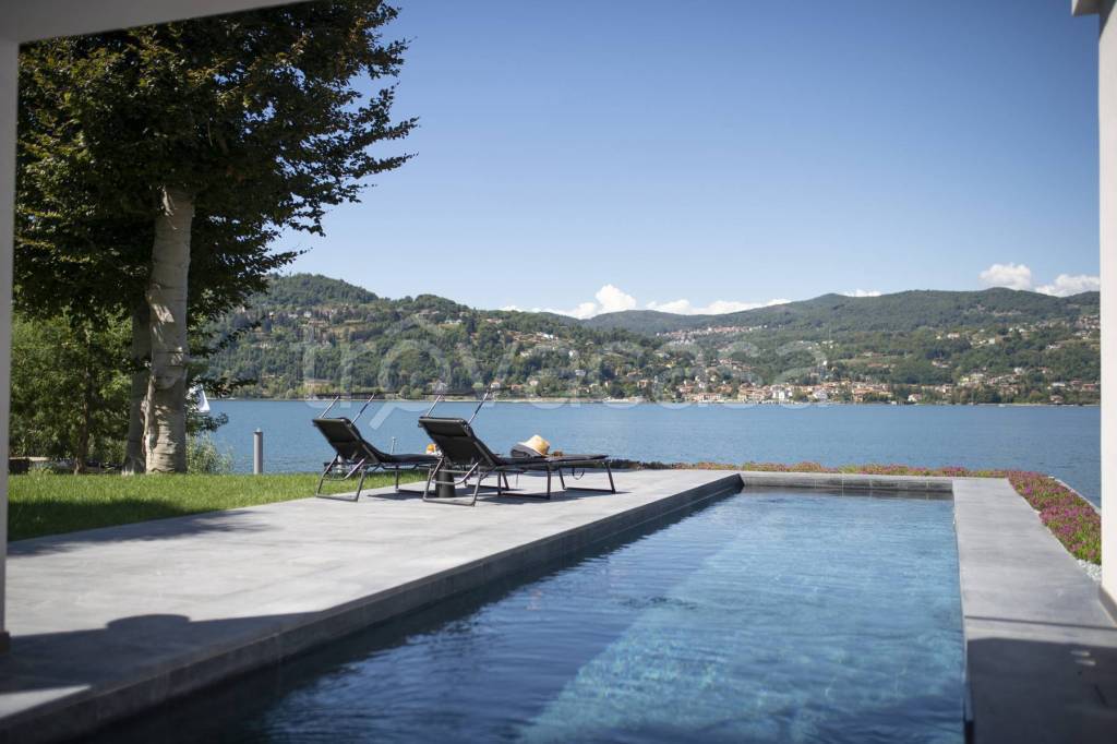 casa indipendente in affitto ad Angera