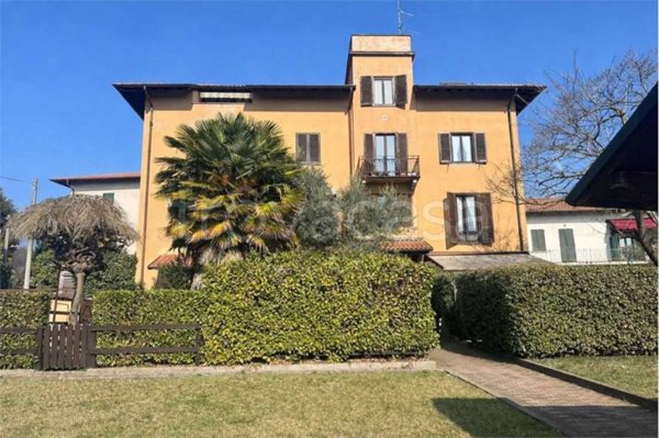 appartamento in affitto ad Angera in zona Barzola