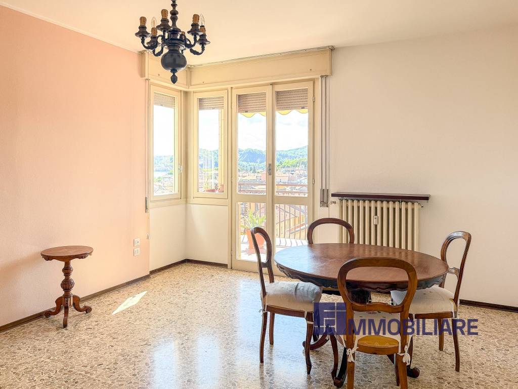 appartamento in affitto ad Angera
