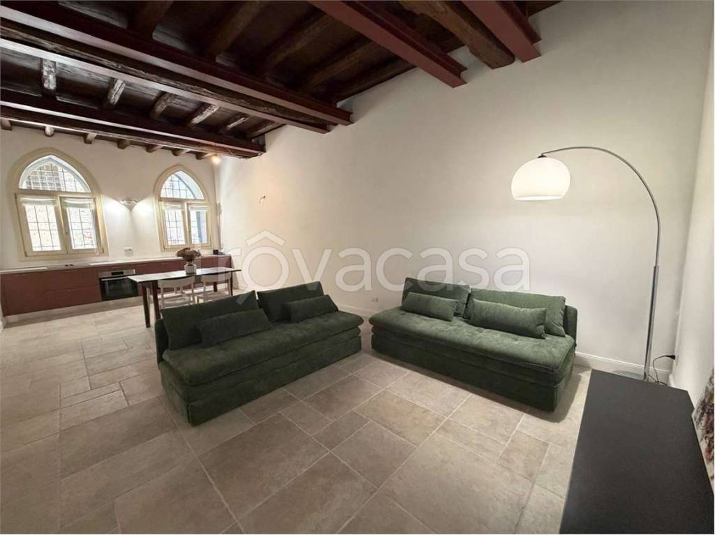 appartamento in affitto ad Angera