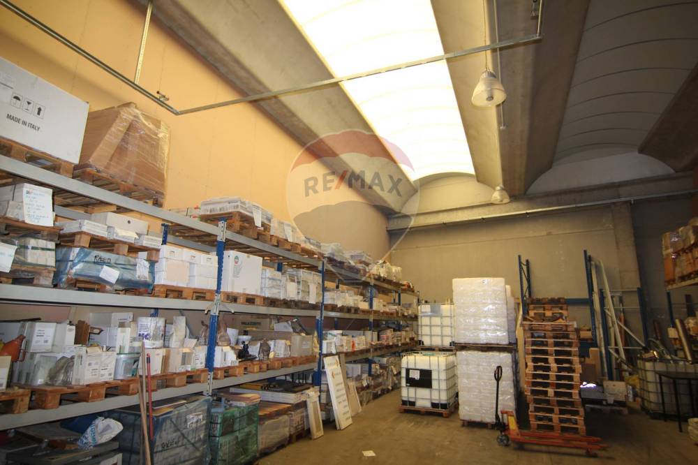 capannone in affitto ad Arcisate in zona Brenno Useria
