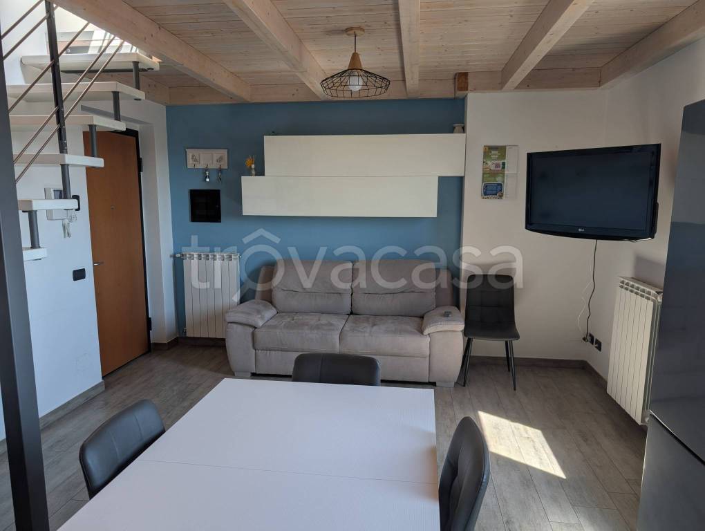 appartamento in affitto ad Arcisate in zona Brenno Useria