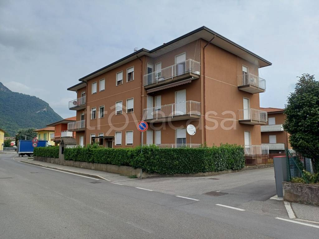 appartamento in affitto ad Arcisate in zona Brenno Useria
