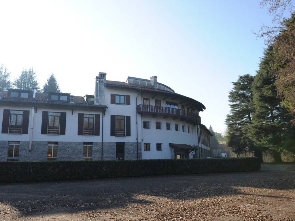 negozio in affitto ad Arcisate in zona Brenno Useria