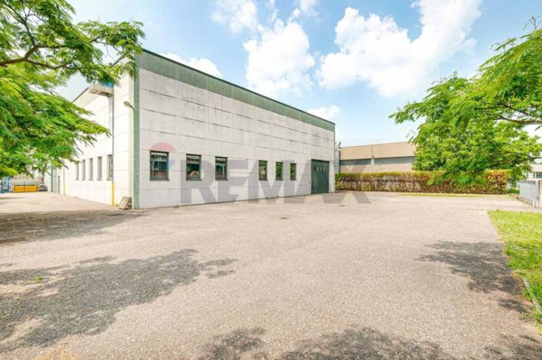 locale commerciale in affitto ad Azzate