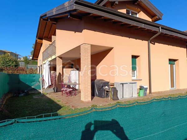 casa indipendente in affitto ad Azzate