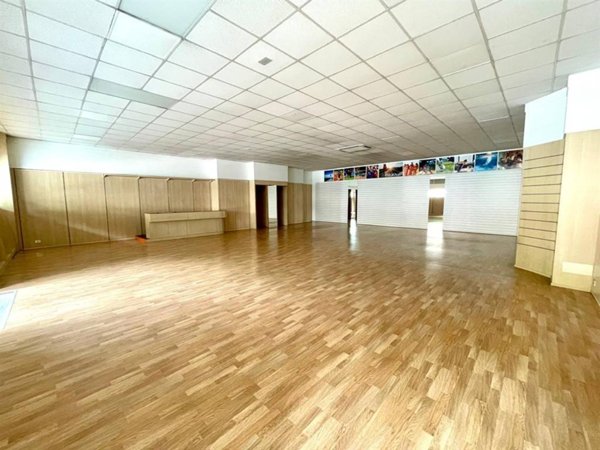 negozio in affitto ad Azzate