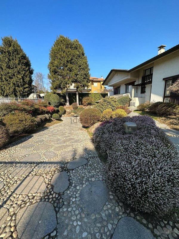 casa indipendente in affitto ad Azzate