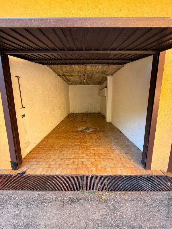 box auto in affitto ad Azzate in zona Castello