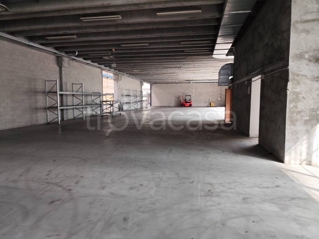 locale commerciale in affitto a Besnate