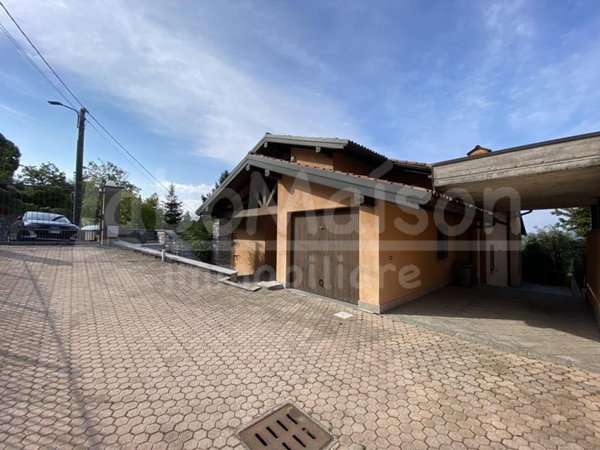 casa indipendente in affitto a Besozzo in zona Cardana