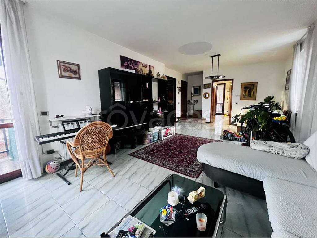 appartamento in affitto a Buguggiate