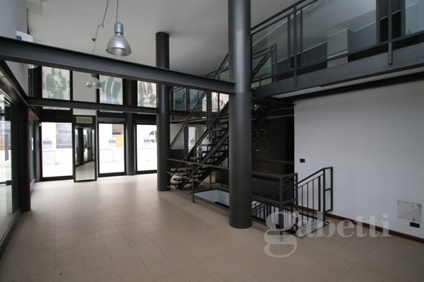 locale commerciale in affitto a Busto Arsizio