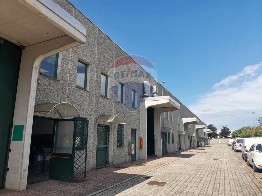 locale commerciale in affitto a Busto Arsizio in zona Borsano