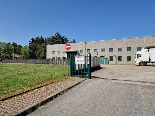 locale commerciale in affitto a Busto Arsizio