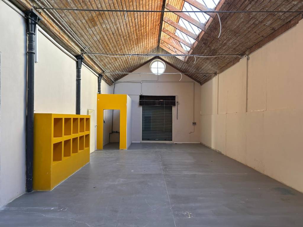 locale commerciale in affitto a Busto Arsizio