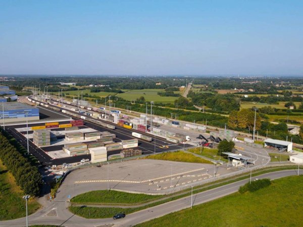 locale commerciale in affitto a Busto Arsizio in zona Borsano