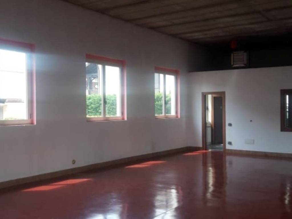 locale commerciale in affitto a Busto Arsizio
