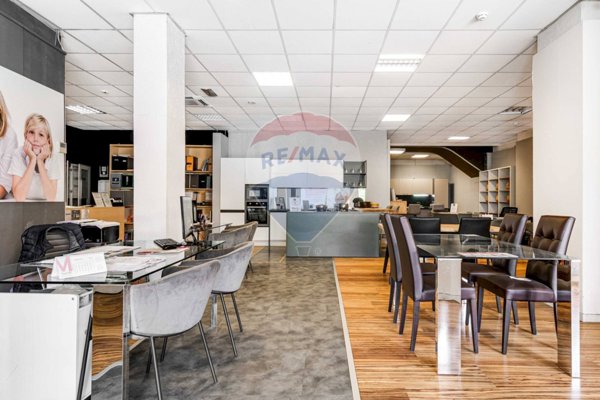 locale commerciale in affitto a Busto Arsizio