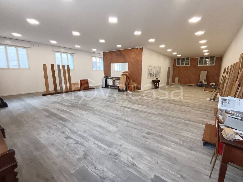 locale commerciale in affitto a Busto Arsizio