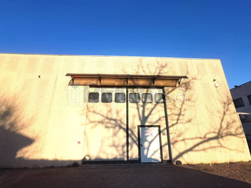 locale commerciale in affitto a Busto Arsizio