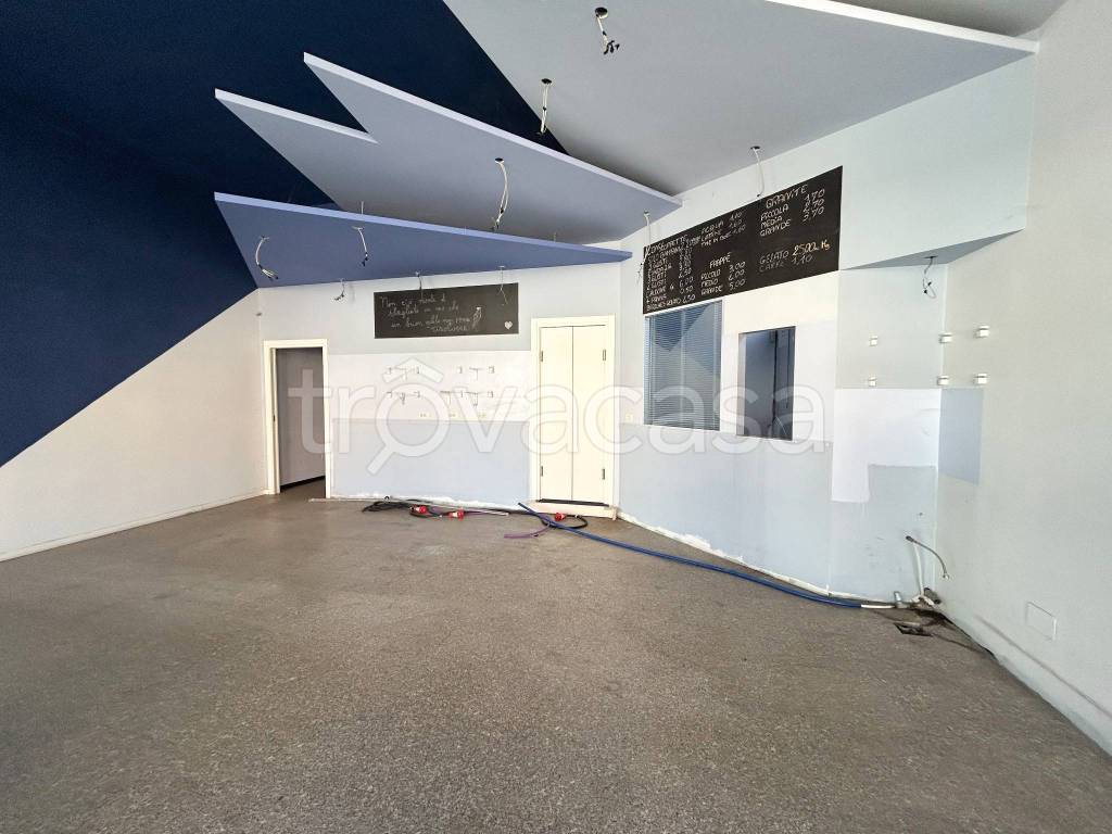 locale commerciale in affitto a Busto Arsizio