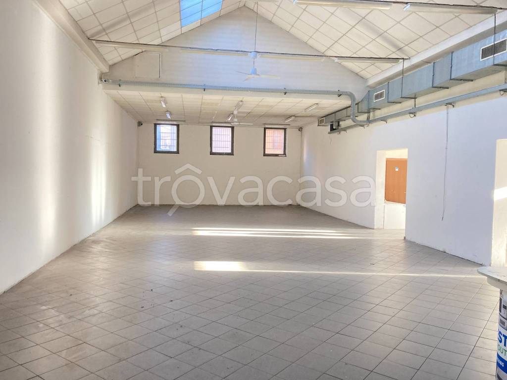 locale commerciale in affitto a Busto Arsizio