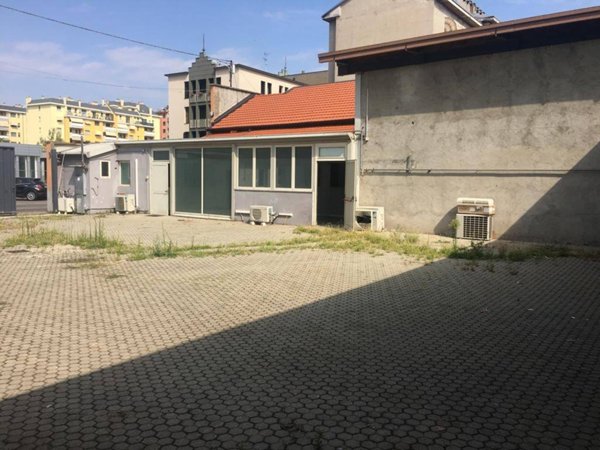 locale commerciale in affitto a Busto Arsizio
