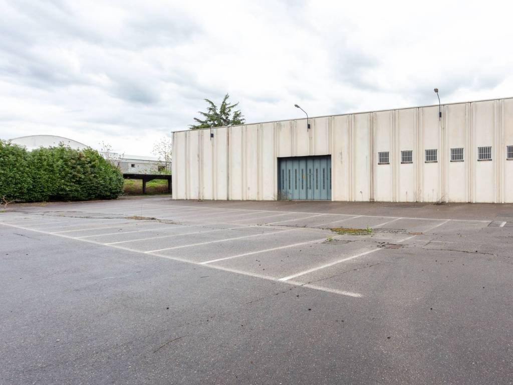 locale commerciale in affitto a Busto Arsizio