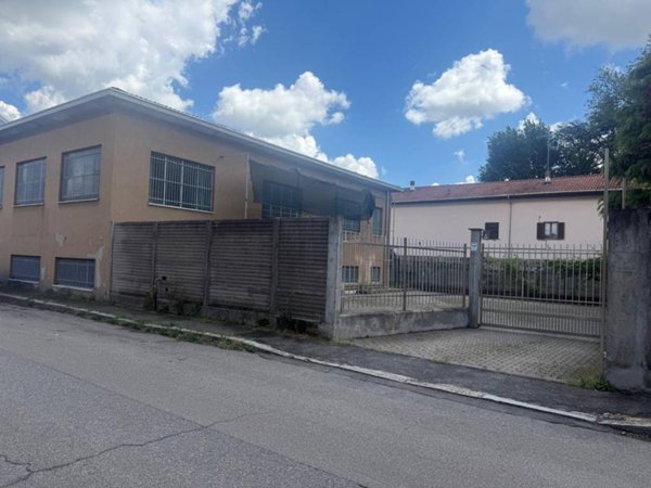 locale commerciale in affitto a Busto Arsizio