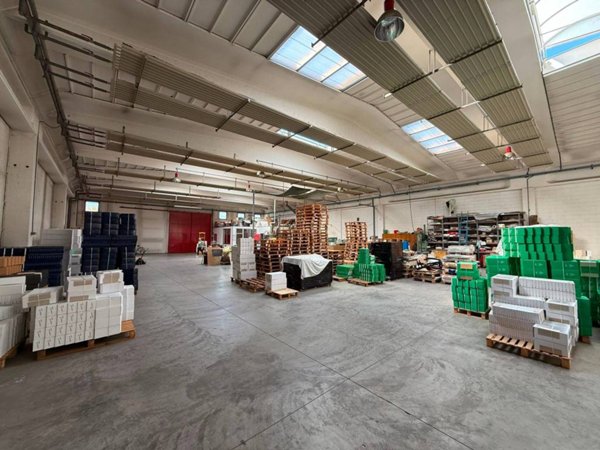 locale commerciale in affitto a Busto Arsizio in zona Borsano