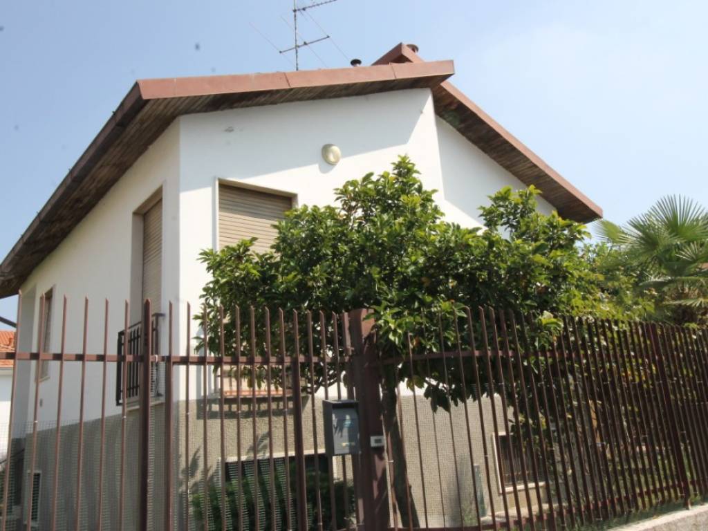 casa indipendente in affitto a Busto Arsizio