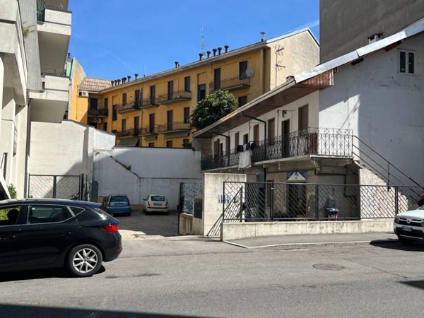 locale commerciale in affitto a Busto Arsizio