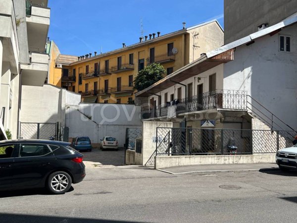 locale commerciale in affitto a Busto Arsizio