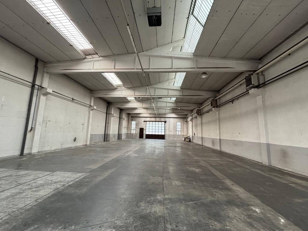 locale commerciale in affitto a Busto Arsizio