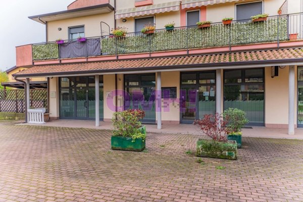 negozio in affitto a Cardano al Campo