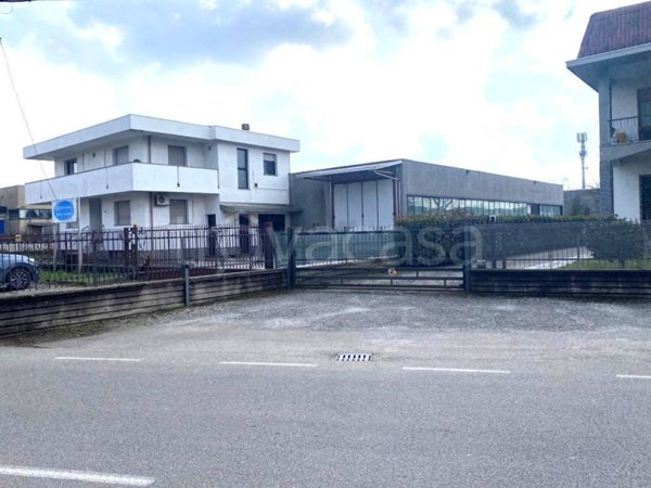 locale commerciale in affitto a Cardano al Campo