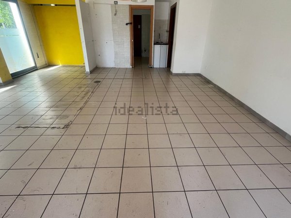 negozio in affitto a Cardano al Campo