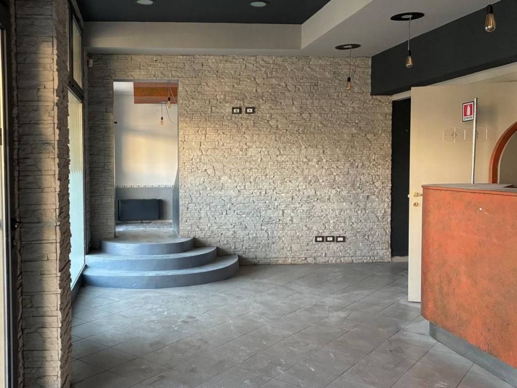 negozio in affitto a Cardano al Campo