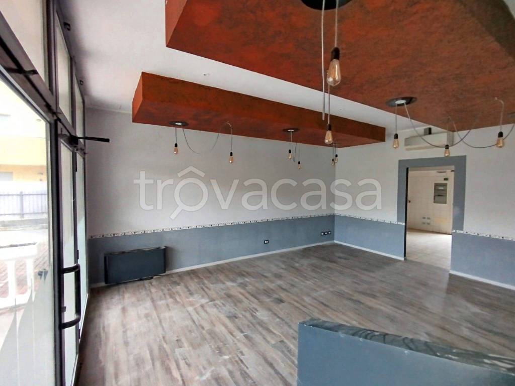 negozio in affitto a Cardano al Campo