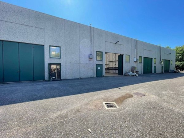 locale commerciale in affitto a Carnago