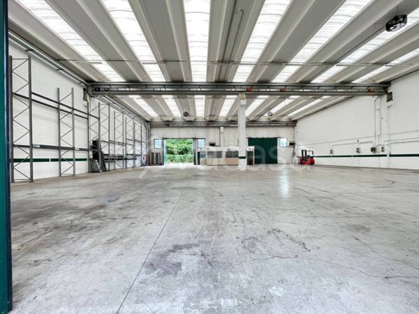 locale commerciale in affitto a Carnago