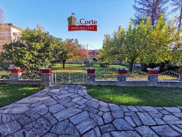 casa indipendente in affitto a Caronno Pertusella